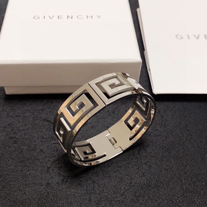 GIVENCHY
